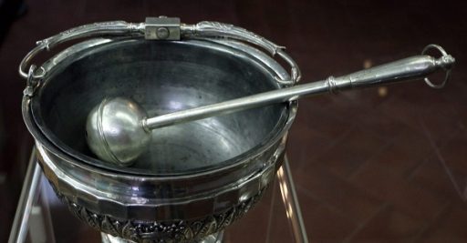 Distribuzione bottigliette di acqua benedetta